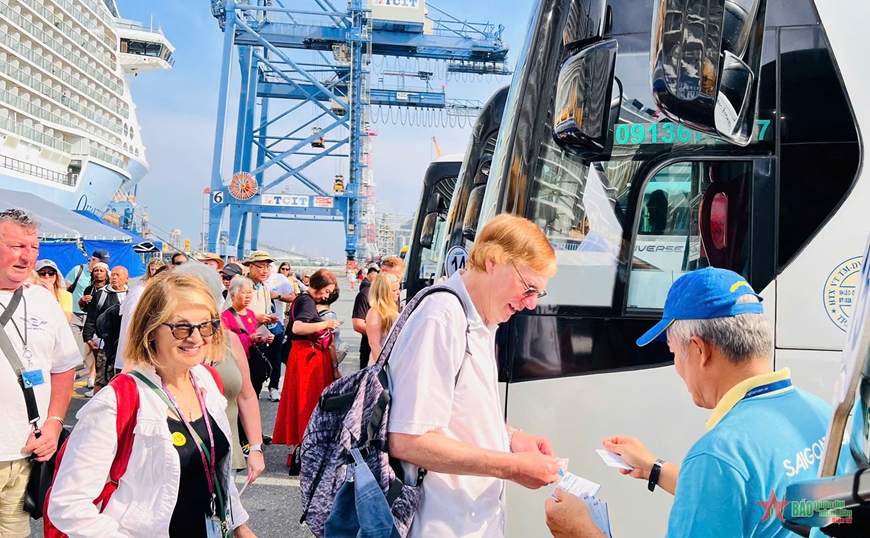 Thuê xe chở đoàn khách nước ngoài 